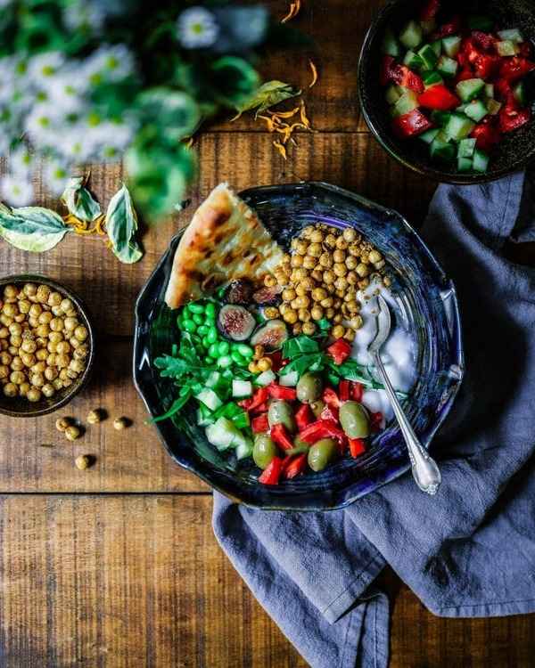 Mesa con frutas frescas, vegetales y alimentos variados